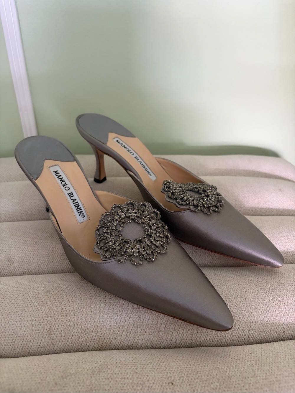 Manolo Blahnik Mules Hangisi Vintage Bridal Heels Silver Satin Size 5 5.5 35.5
